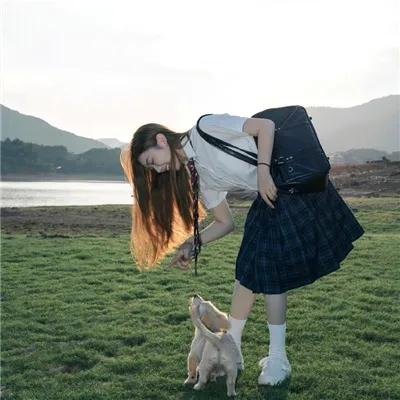 戴脚镣的女孩